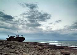 La vecchia nave Plassey sulla riva di Inis Oirr