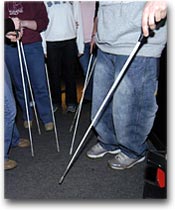 Il bastone per ciechi per aiutare ad orientarsi
