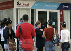 In coda fuori da un negozio Cubacel a L'Avana (Foto: Reuters/Enrique de la Osa)
