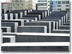 Tra le colonne del memoriale (Foto:BTM/Buller)