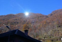 Il “Sole” di Huelva nella buia Valle Antrona di Viganella 8 Simulazione del raggio solare riflesso