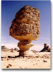 Erg Murzuq Una roccia a forma di fungo sui rilievi montuosi dell'Akakus