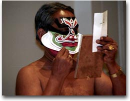 Kerala, la magia del Kathakali 1 Operazioni di trucco prima della recita