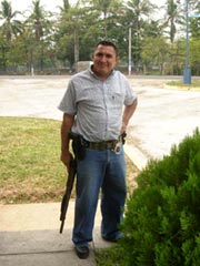 Un uomo armato di guardia a un distributore