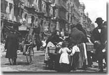 New York Orchard Street in un'immagine del primo Novecento