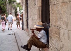 Un cubano si rilassa con un sigaro