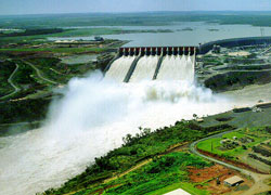 La grandiosa diga di Itaipú