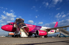 La caratteristica livrea rosa degli aerei della flotta WizzAir