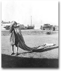 fotografia Bambino dell’Oklaoma con un sacco di cotone, mentre va al lavoro alle 7 del mattino, Ken County, 1936. Foto Dorothea Lange