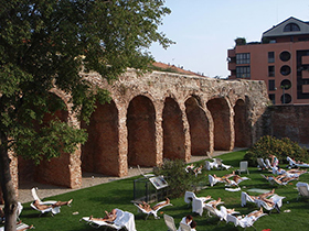 Le mura spagnole viste dal giardino di un centro benessere