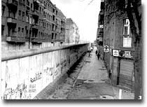 Berlino separata dal muro, in una immagine di repertorio