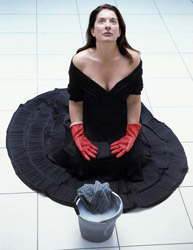 Marina Abramovic in una delle sue performance