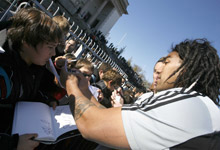 Tana Umaga, stella degli All Blacks, firma autografi agli studenti milanesi