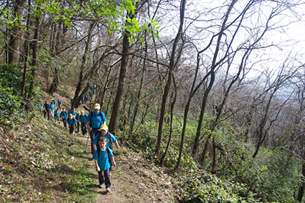 Un'immagine dei giovani del CAI Calco (LC) sul Monte di San Genesio 