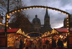 Mercatino natalizio di Aachen con il Duomo sullo sfondo