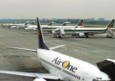 Aeromobili Air One e Alitalia sul piazzale a Malpensa