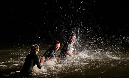 Il Festival si aprirà venerdì 5 settembre alle 21, nella piscina del Porto Antico, con lo spettacolo di percussioni acquatiche del trio franco/camerunense Akutuk