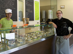 Alberto Marchetti nella sua gelateria