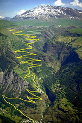 In giallo i 21 tornanti della tappa dell'Alpe d'Huez del Tour de France