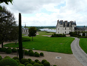 Amboise con il Loira sullo sfondo e la cappella di St. Hubert a sinistra