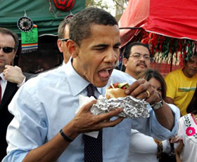 Il Presidente degli Stati Uniti, Barack Obama, mentre mangia un hamburger