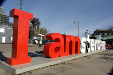 Il nuovo logo di Amsterdam compare dappertutto nei luoghi più importanti della città