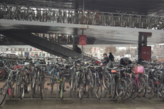 Il megaparcheggio per biciclette alla stazione centrale di Amsterdam