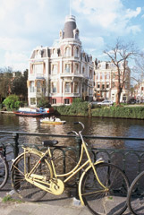 Canali e bici, il binomio di Amsterdam