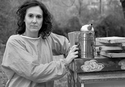 Sant'Ambrogio porta a Milano un treno carico di miele 4 Anna Ganapini al lavoro