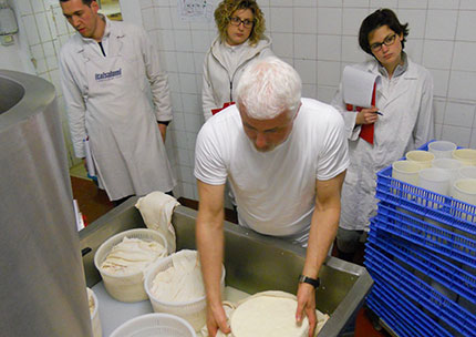 Carlo Piccoli mentre insegna a realizzare formaggi