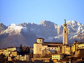 Belluno e sul fondo lo Schiara