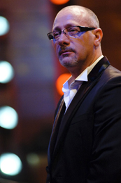 Il Maestro Bruno Santori che dirige la Sanremo Festival Orchestra