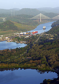Il canale di Panamà con il Ponte del Centenario sullo sfondo