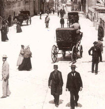 Il camminare urbano 3 Carrozze e pedoni in questa foto ottocentesca