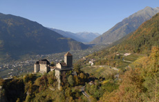 Una veduta di Castel TiIrolo con Merano ai suoi piedi