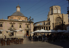 La Plaza de la Virgen con la Basilica de la Virgen de los Desamparados e il retro della Cattedrale