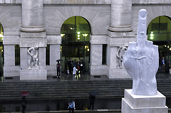 Il contestato dito medio di Maurizio Cattelan davanti al palazzo della Borsa 