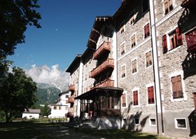 La facciata del Grand Hotel. Foto di Graziano Capponago del Monte