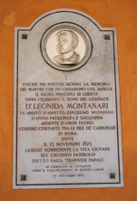 La lapide commemorativa del cesenate Leonida Montanari