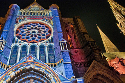 Chartres, la facciata della Cattedrale Notre-Dame con le due torri campanile