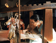 Chiara Vigo mentre tesse il bisso