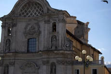 L'Aquils La Chiesa delle Anime Sante in piazza Duomo con i danni alla cupola