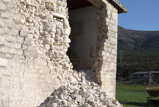 L'Aquila Una piccola Chiesa con le mura sbriciolate, nella piana di Navelli