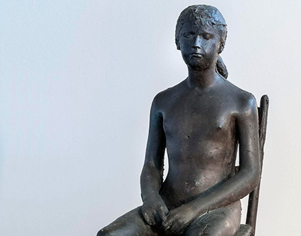 Giacomo Manzù, Bambina sulla sedia, 1955, fusione in bronzo, particolare