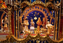Oro e smalti impreziosiscono la scena dell'arrivo dei Re Magi da Gesù bambino 