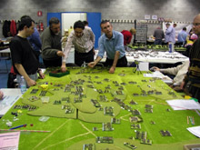 Un grande tavolo verde sul quale si muovono le basette di soldatini