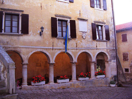 A Grisignano un antico palazzo porticato