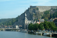 Dinant, nelle Ardenne, è incastonata fra le rive della Mosa e i gruppi rocciosi
