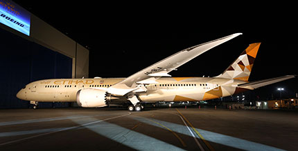 Etihad Airways presenta il suo primo Boeing 787-9 decorato con la nuova livrea della compagnia aerea 
