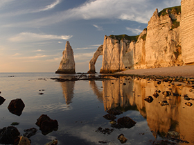 Le impervie scogliere di Etretat in Normandia